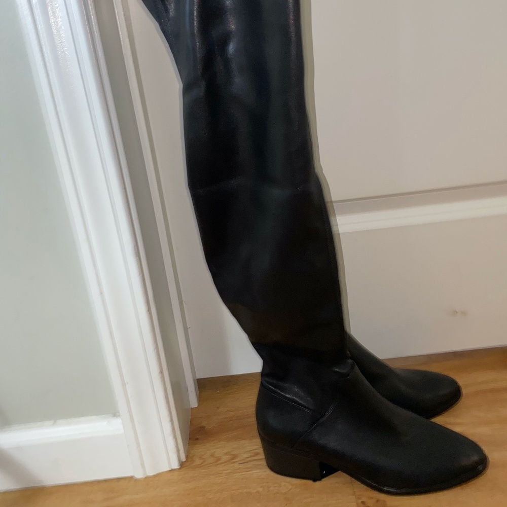 THIGH HIGH PLEATHER BLACK BOOTS NEVER WORN